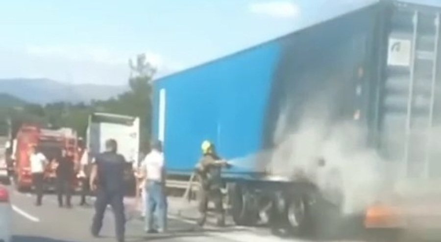 Bursa'da tırın dorsesi cayır cayır yandı!