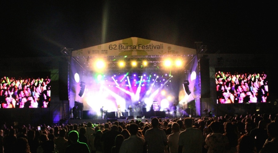 KÖFN ve Feride Hilal Akın, Bursa Festivali'nde sevenleriyle buluştu