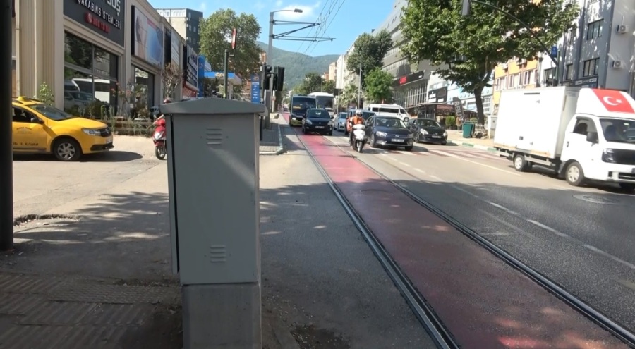 Bursa'da sıkıştırdığı otobüs kaza yaptı, bir şey olmamış gibi yoluna devam etti