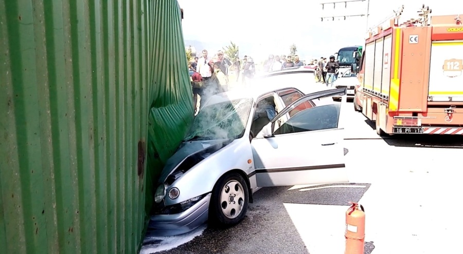 Bursa'da üzerine tır devrilen otomobildeki aile ölümden döndü