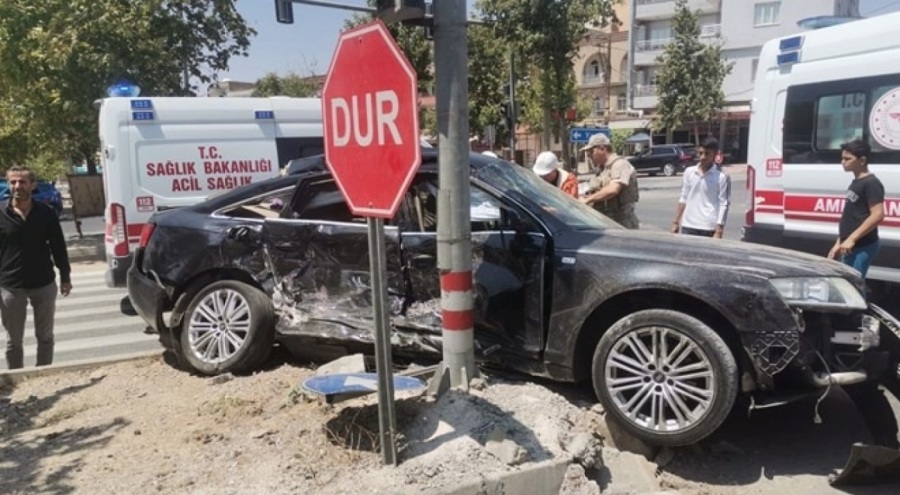 Pikap ile otomobil çarpıştı: 4 yaralı