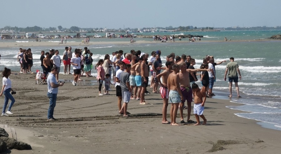 Samsun'da genç denizde boğulma tehlikesi geçirdi, baba kayboldu
