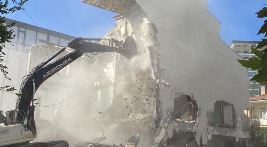 Deprem hasarlı bina yıkılmamak için çok direndi!