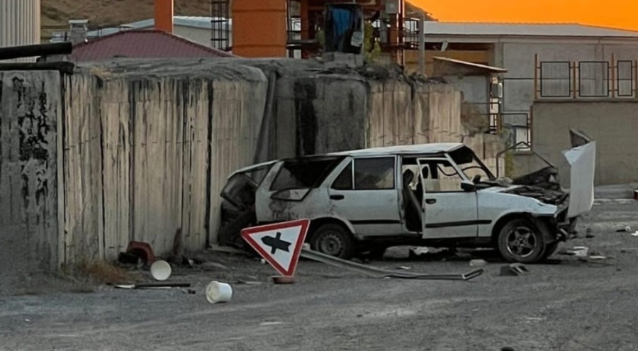 Takla atarak istinat duvarına çarptı