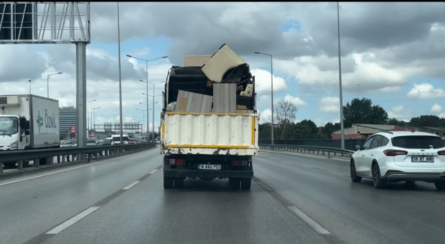 Bursa'da tehlikeli taşımacılık böyle görüntülendi