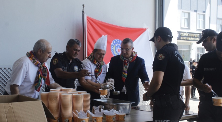 Bursa Osmangazi Yörük Türkmen Dernekleri polislere aşure ikram etti