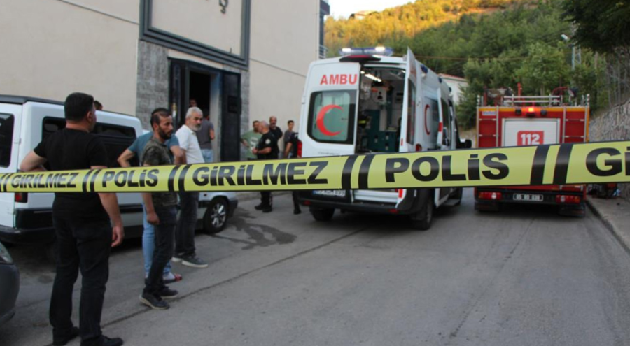 Feci ölüm! Asansör ile duvar arasına sıkıştı