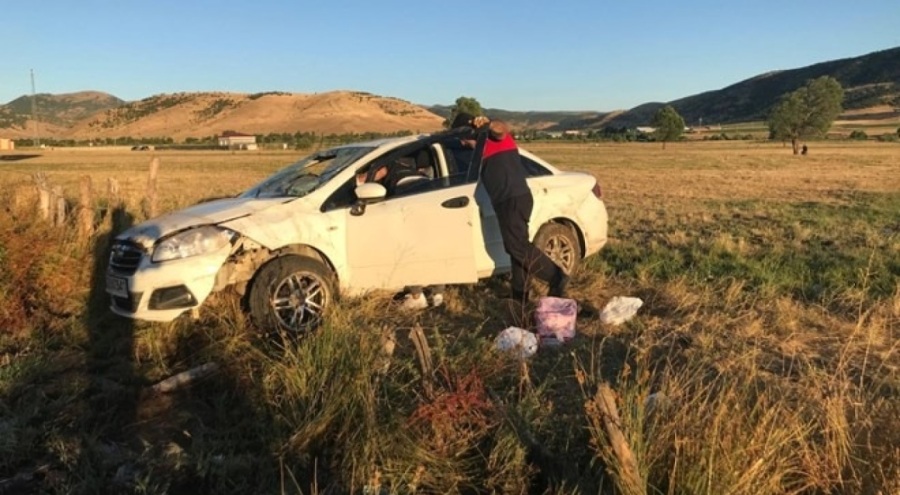 Kontrolden çıkan otomobil tarlaya uçtu: 3 yaralı