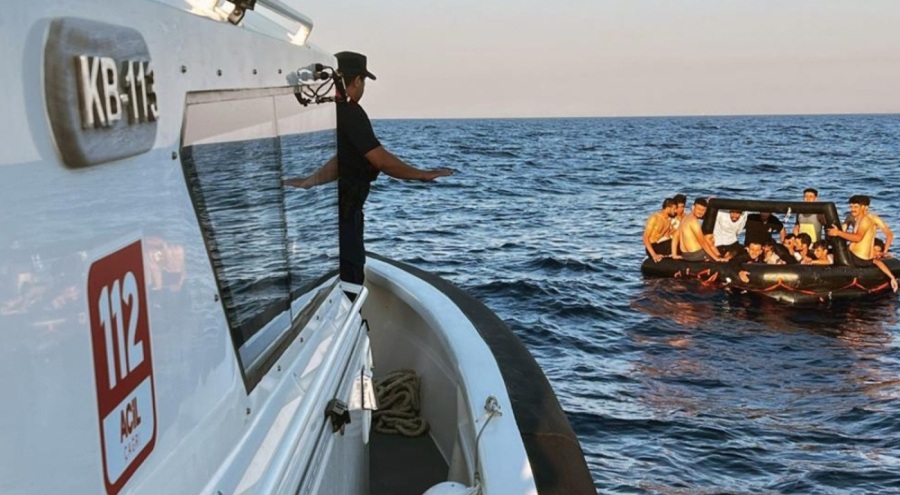 Marmaris açıklarında 25 düzensiz göçmen kurtarıldı