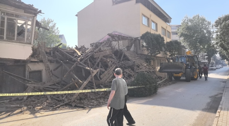 Bursa'da metruk bina sabaha karşı çöktü!
