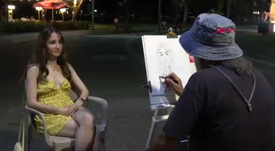 Bursa'da 54 yıldır aynı parktaki ağacın altında, kağıda ve taşa insanların karikatürünü çiziyor