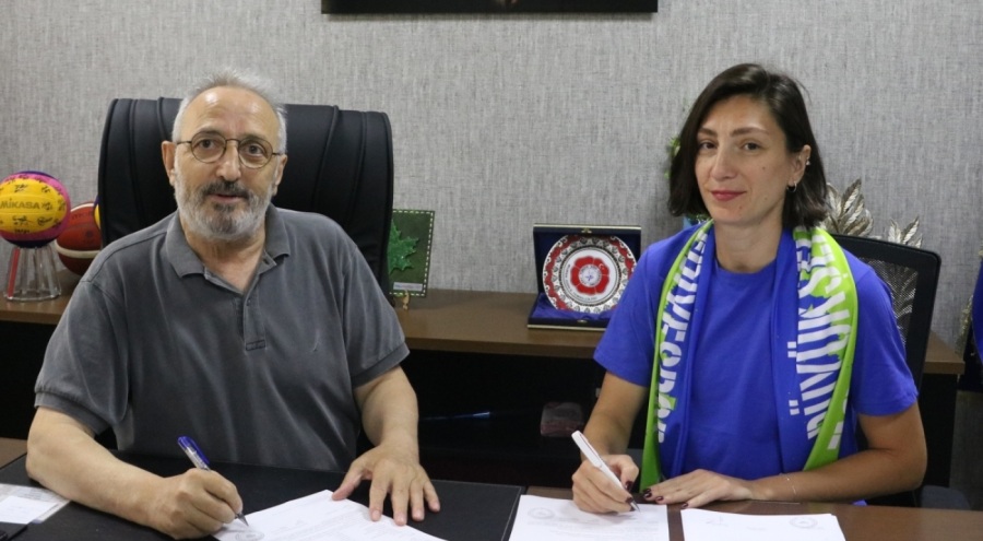 Bursa Büyükşehir Belediyespor'da Betül Yılmaz da imzaladı
