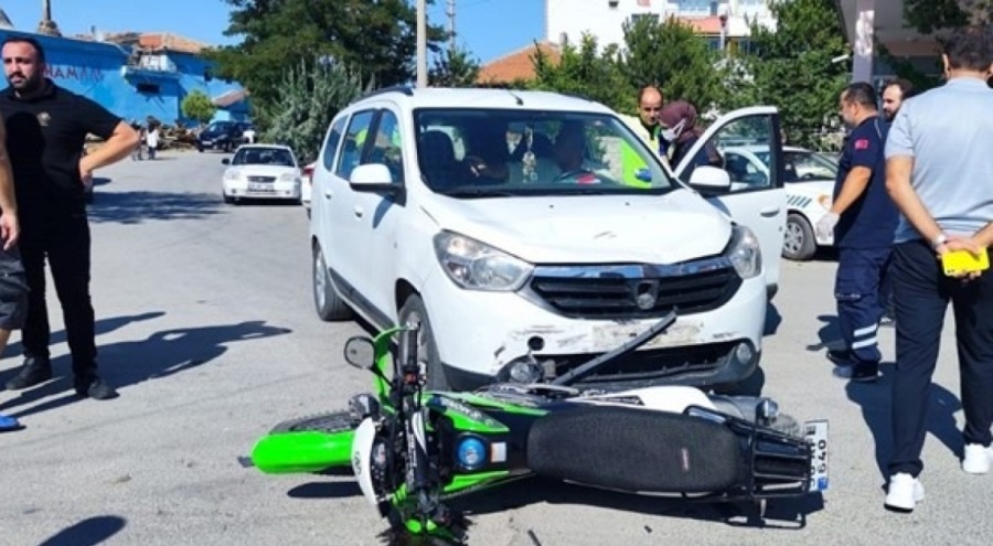 Otomobille motosiklet çarpıştı: 2 yaralı