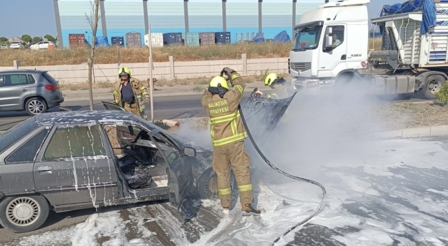 Seyir halindeki otomobil cayır cayır yandı