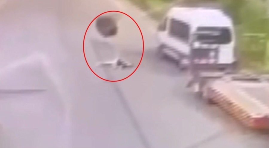 Tırdan fırlayıp genç kızı hayattan kopardı!