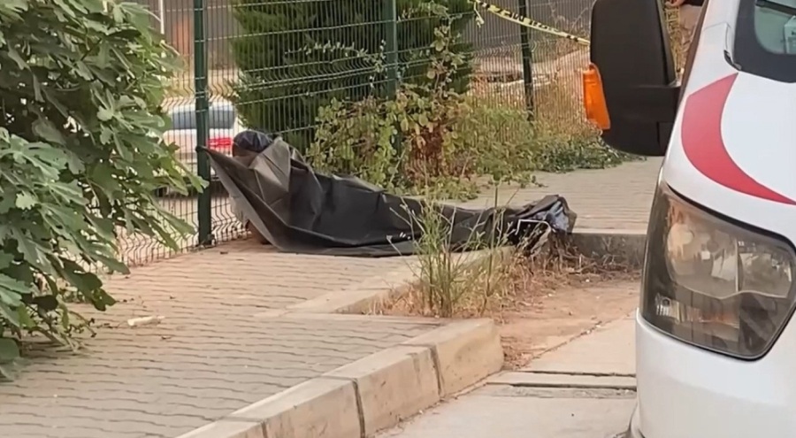 Korkunç görüntü! Kaldırımda ceset bulundu