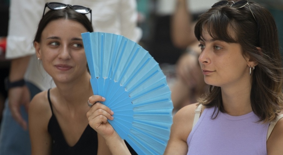 Aşırı sıcaklar nedeniyle 13 kentte 'kırmızı alarm' ilan edildi