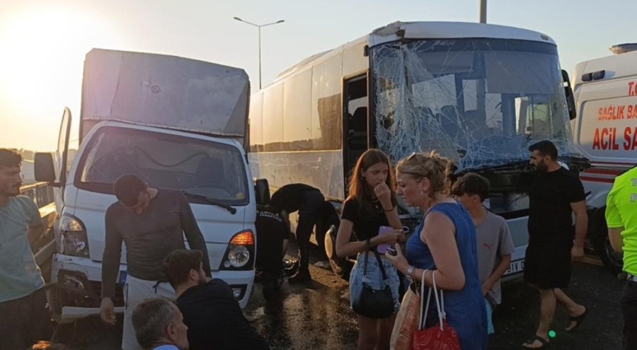 Arka kapağının kapatılması için duran kamyonete tur minibüsü çarptı