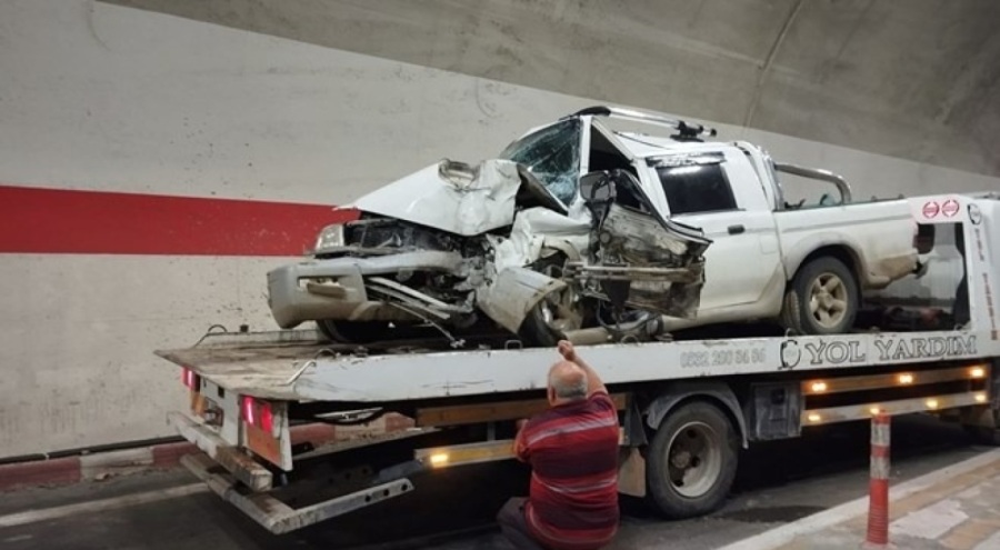 Yusufeli Tünelinde kamyonet duvara çarptı: 1 ölü, 2 yaralı