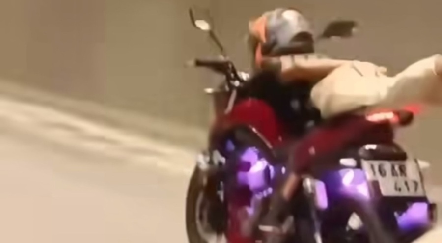 Bursa'da motosikleti yatarak sürdü!