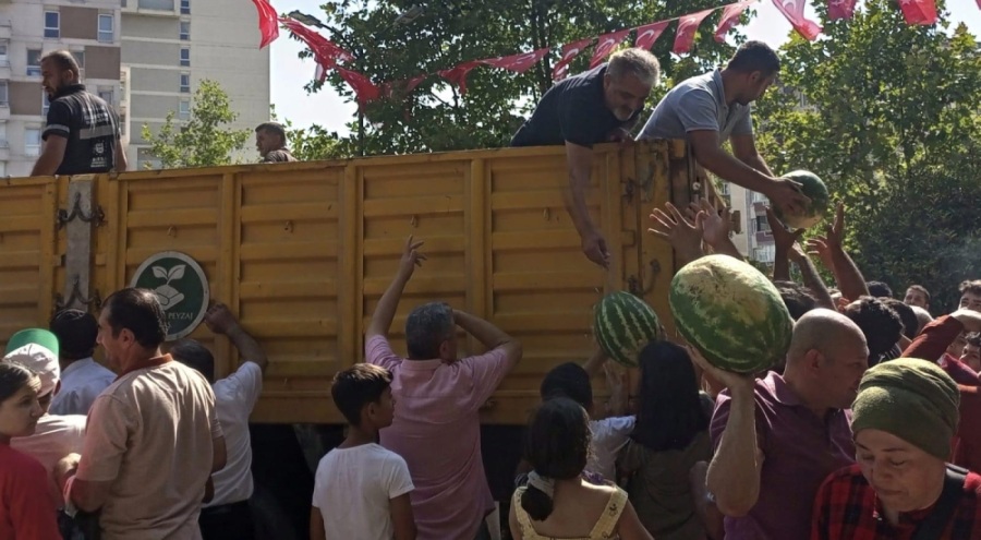 Bursa Büyükşehir Belediyesi'nden ücretsiz karpuz dağıtımı