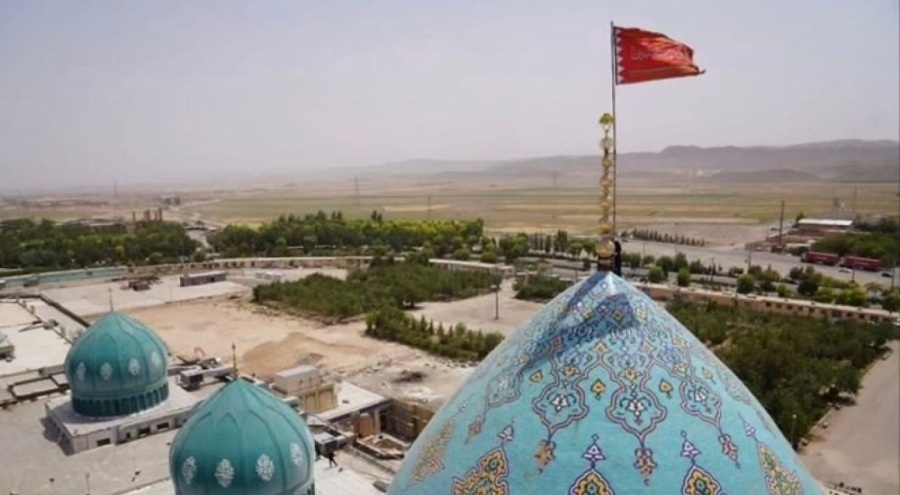 İran'da cami kubbesine "intikam bayrağı" çekildi