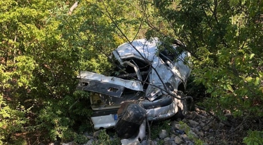 Şarampole devrilen otomobildeki 4 kişi yaralandı