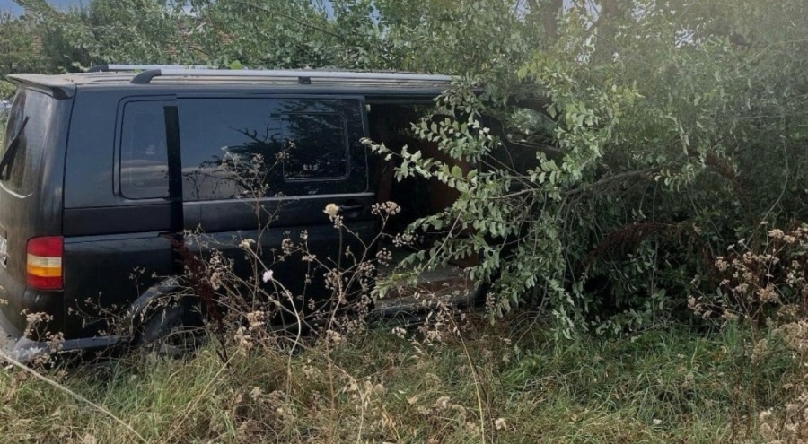 Bursa'da minibüs tarlaya uçtu