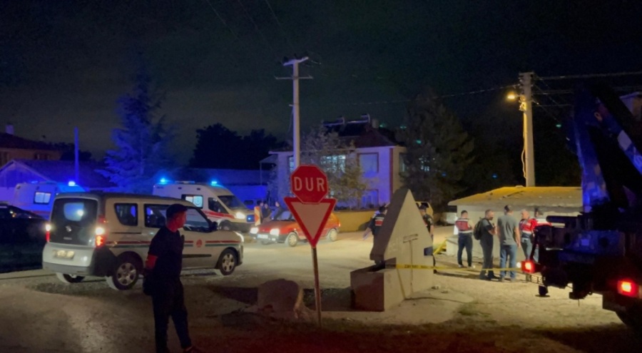 Traktör şaftına kıyafetini kaptırarak can verdi