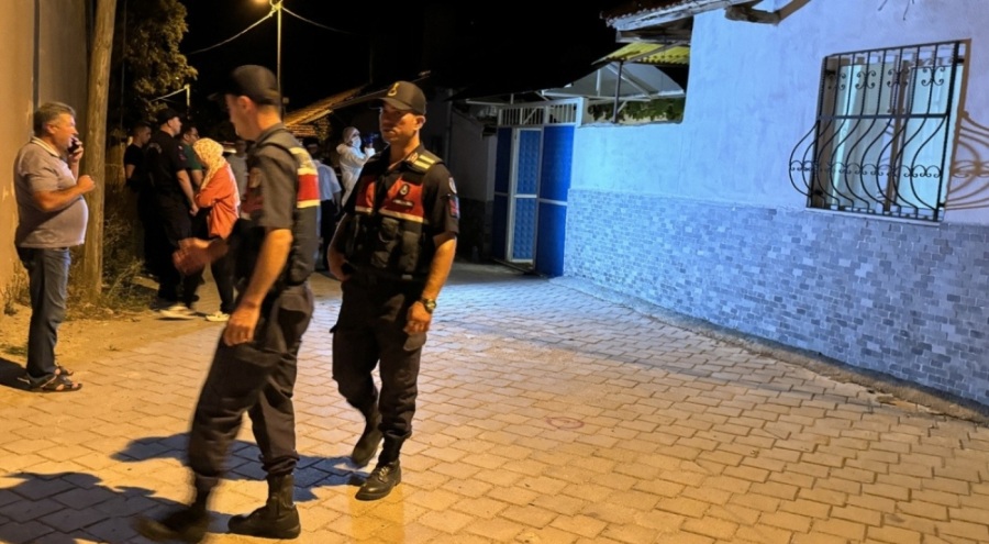 Üç çocuk annesi kadın evinde katledildi