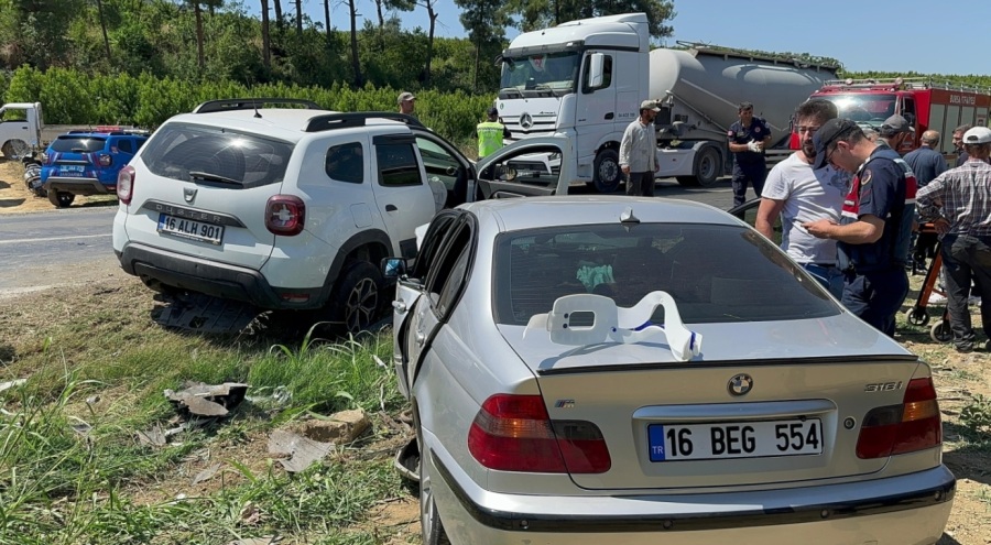 Bursa İznik'te iki otomobil kafa kafaya çarpıştı!