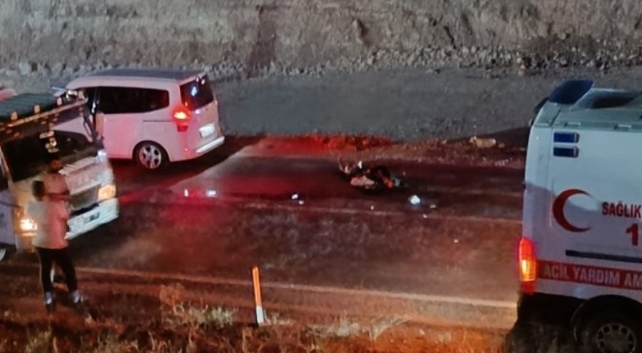 Hafif ticari araçla motosiklet çarpıştı!