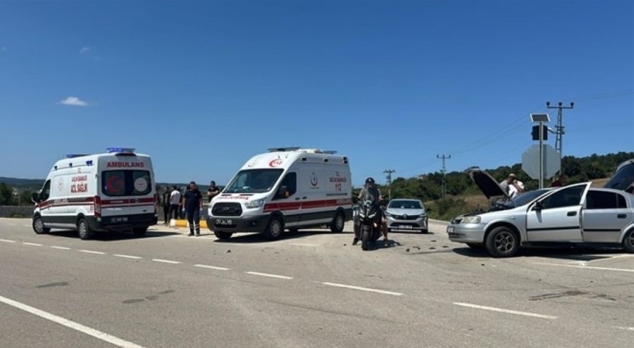 2 otomobil çarpıştı: 8 yaralı