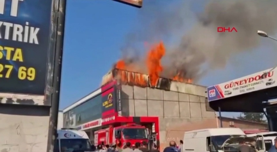 Oto yedek parça dükkanında yangın