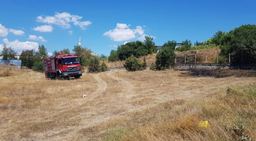Evinin önünde yaktığı ateş yangına neden oldu