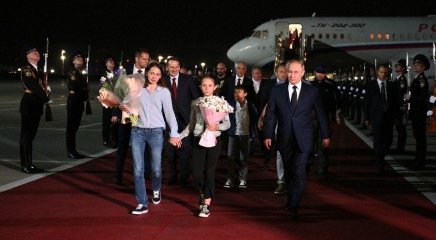 Putin serbest bırakılan rehineleri Moskova'da kırmızı halıda karşıladı