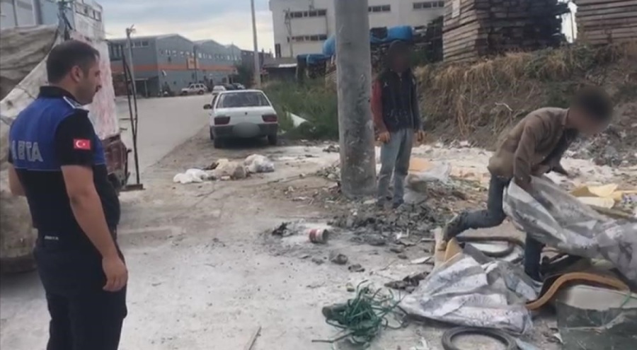 Zabıtadan Bursa'da çevreyi kirletenlere mıntıka temizliği