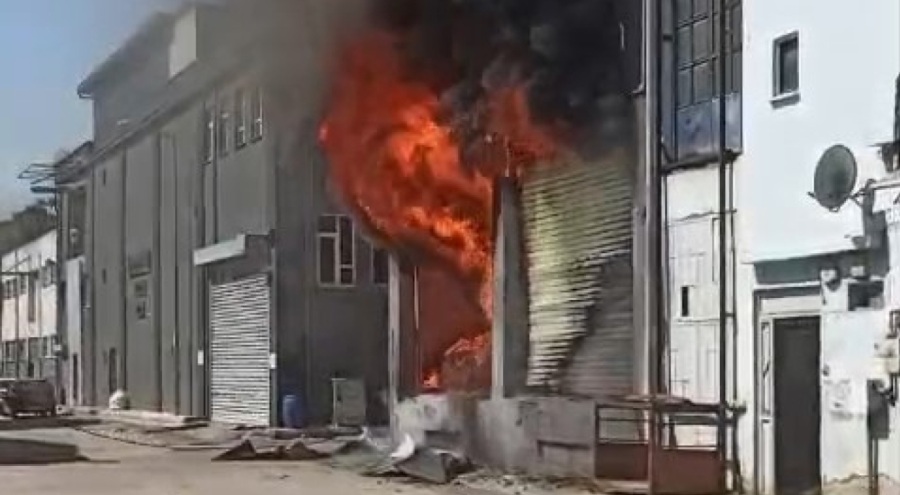 Bursa'da sünger ve baza deposunda yangın!