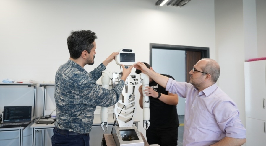 Bursa Teknik Üniversitesi'nde yapay zekâ destekli insansı robot geliştirildi