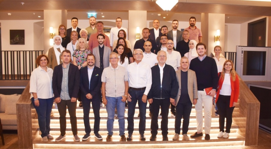 Çilek Mobilya'nın kurucuları ve yöneticileri Uludağ'da buluştu
