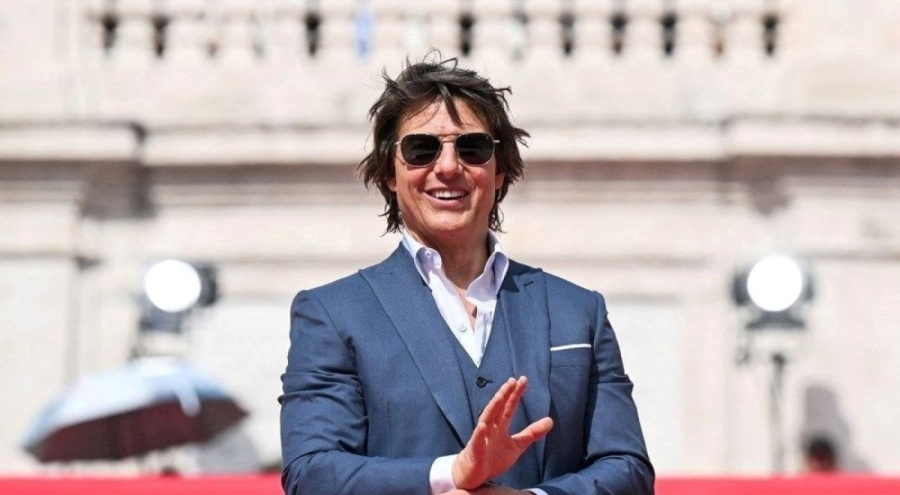 Tom Cruise Paris Olimpiyatları'nın kapanış töreninde paraşütle atlayacak