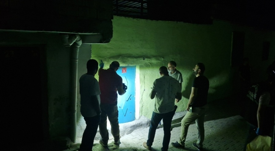 Evinin önünde otururken kurşunların hedefi oldu