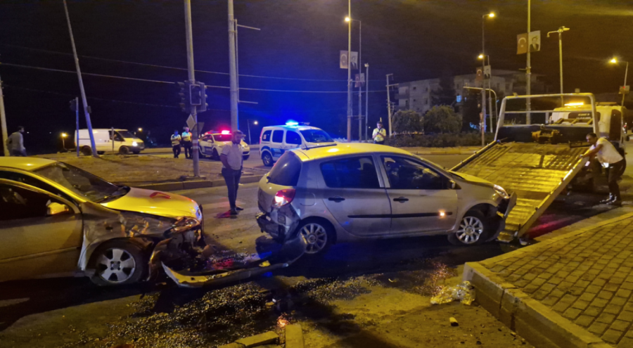 Diyarbakır'da 3 otomobil çarpıştı! Çok sayıda yaralı