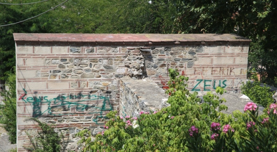 Bursa'da 630 yıllık külliyeye sprey boyalarla saldırı!