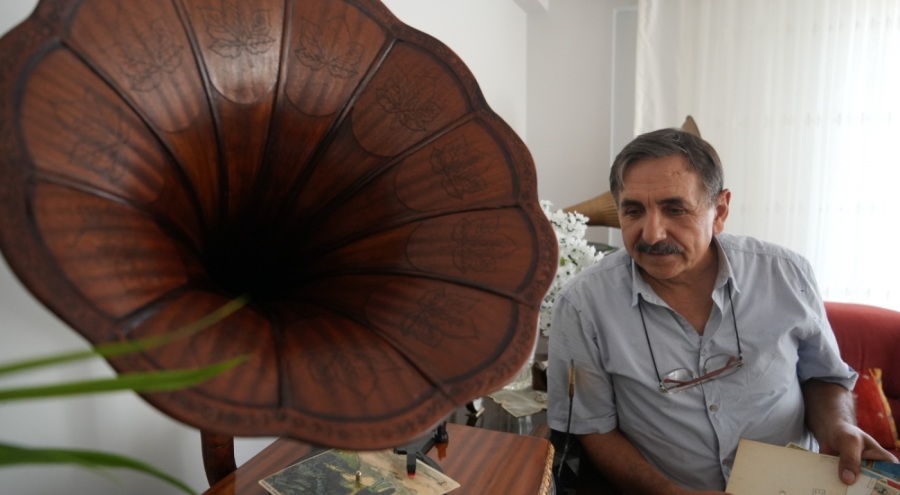 Bursa'da aldığı gramofon bozuk çıkınca, Türkiye'nin en eşsiz koleksiyonunun sahibi oldu