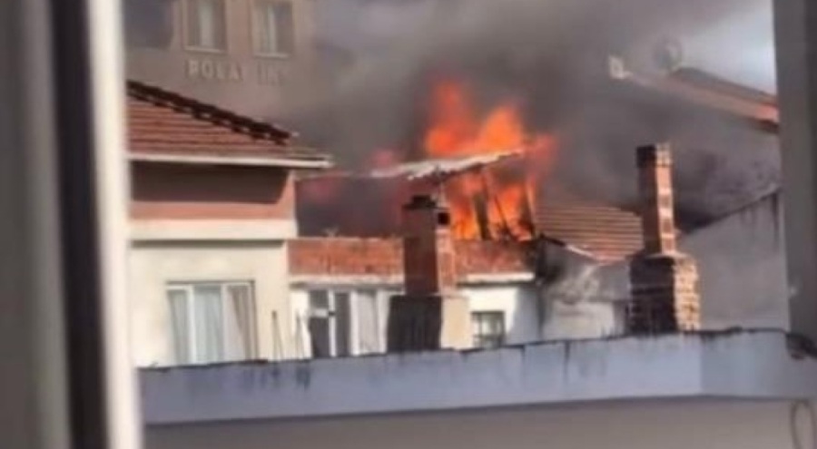 Bursa'da yangın! Binanın çatısı alevlere teslim oldu