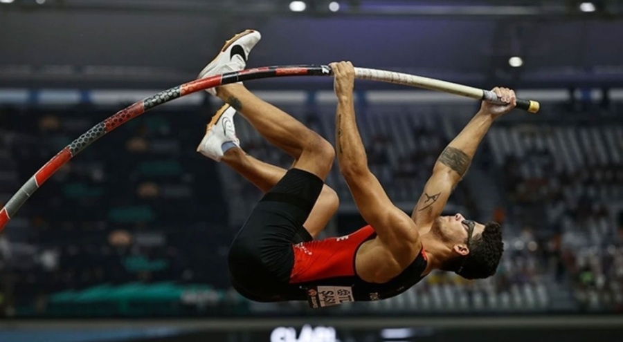 Sırıkla atlamada milli atlet Ersu Şaşma finalde yarışacak