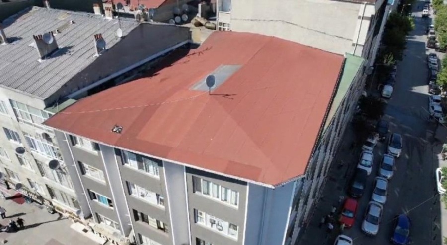 Korku dolu anlar! Çatı tadilat esnasında kaydı ve parçalar sokağa savruldu