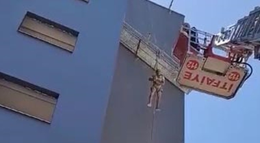 Mersin'de halatı kopan işçi iskelede asılı kaldı!