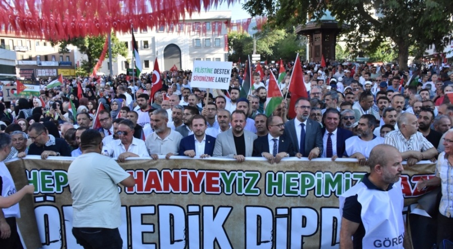Bursa'da yüzlerce kişi Filistin ve İsmail Haniye için yürüdü